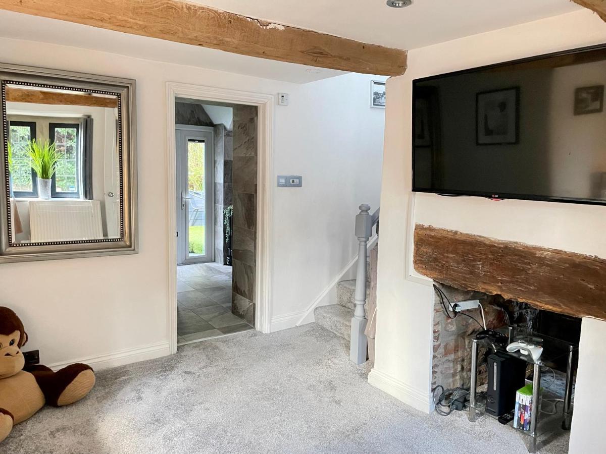 2 Bedroom Cosy Cottage With Hot Tub In Hambrook Close To Bristol City Centre 外观 照片