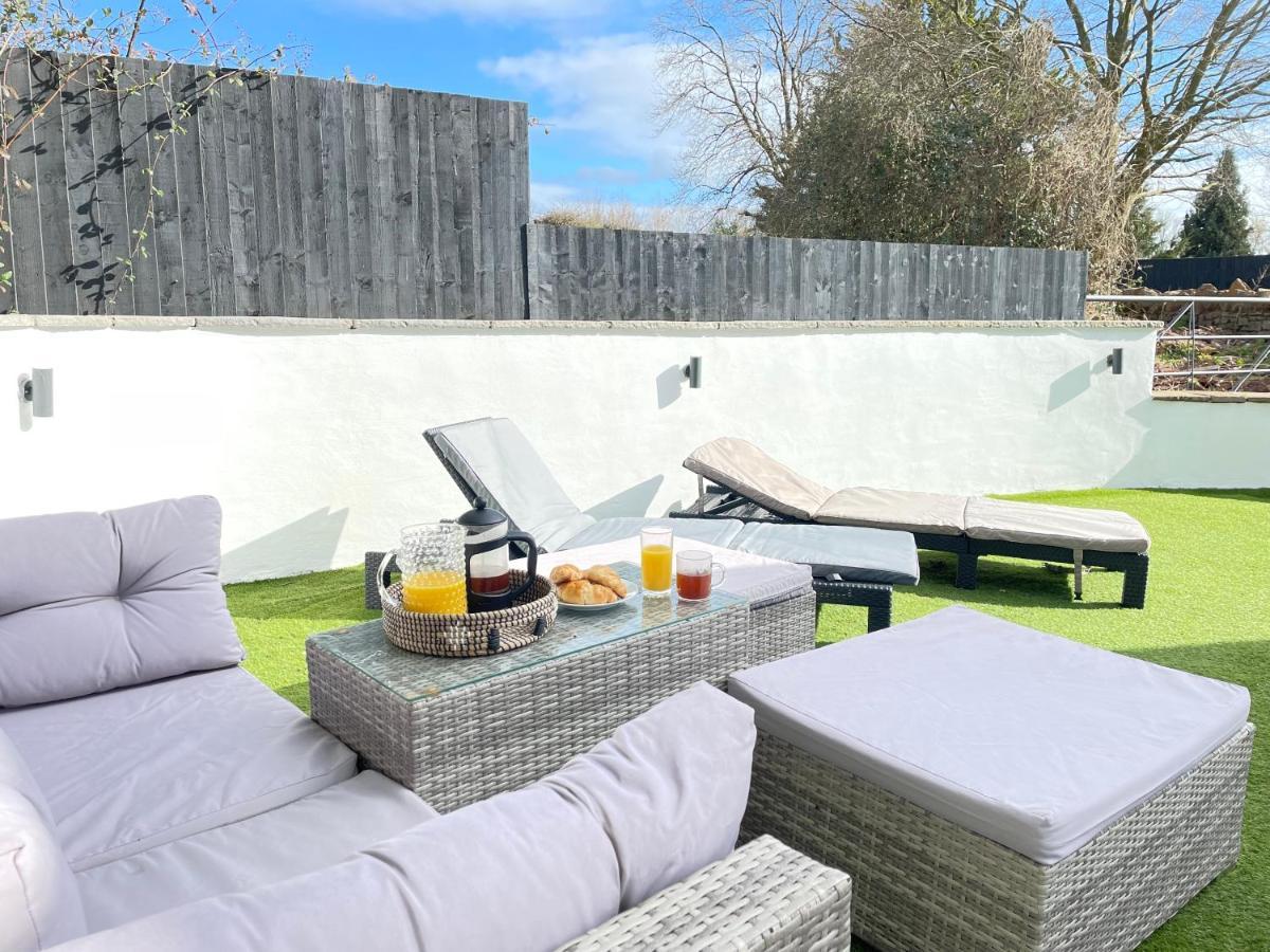 2 Bedroom Cosy Cottage With Hot Tub In Hambrook Close To Bristol City Centre 外观 照片