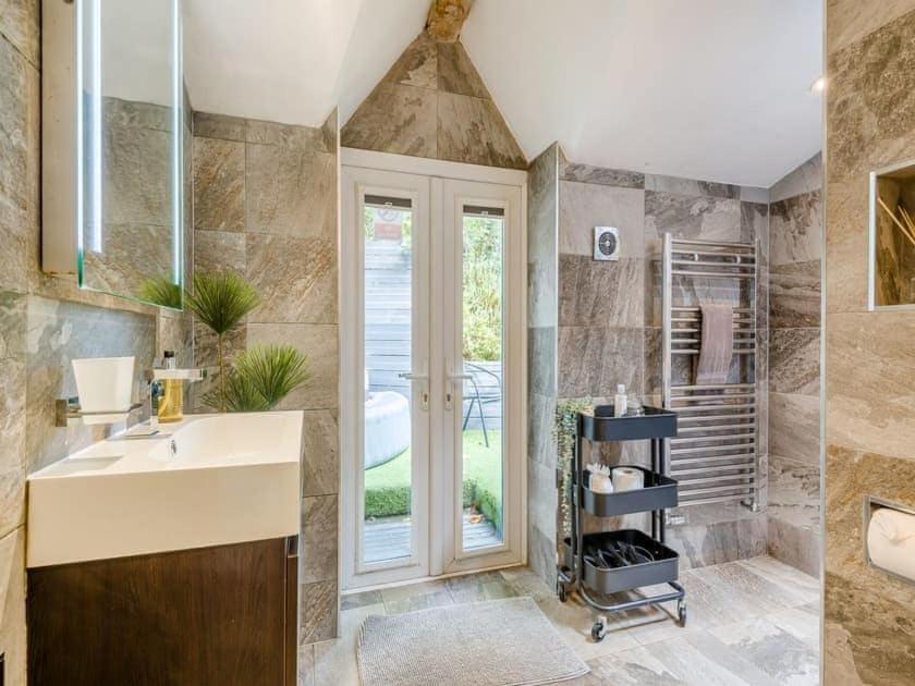 2 Bedroom Cosy Cottage With Hot Tub In Hambrook Close To Bristol City Centre 外观 照片